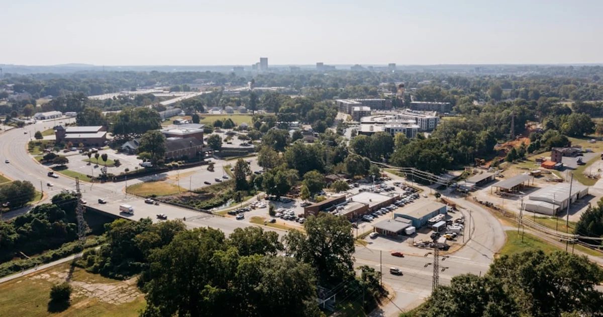 وداعاً للحدائق الأمامية: كيف تُغير المنازل الضخمة ملامح أحيائنا السكنية؟