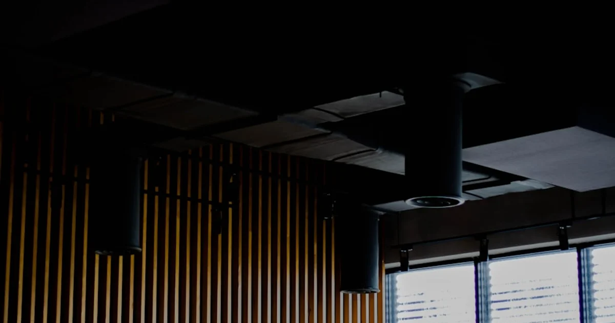 هل نعيش في نسيج هندسي؟ أسرار الزمكان التي لا تراها أعيننا