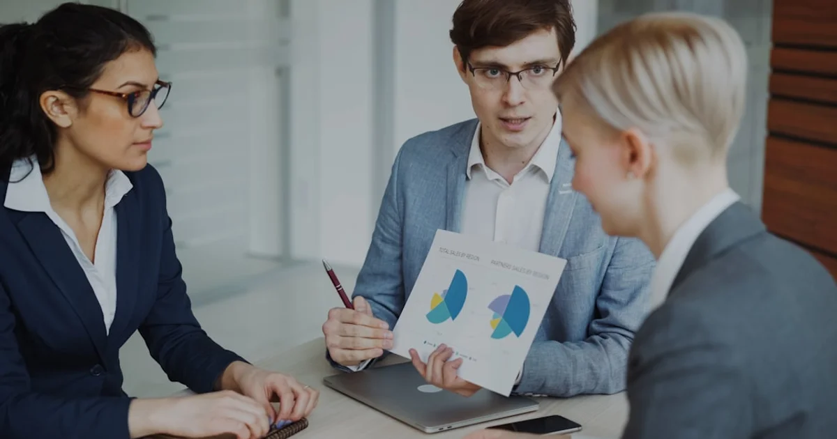 سر التوزيع الطبيعي: لماذا تتشابه نتائج العالم حولنا في منحنى الجرس؟